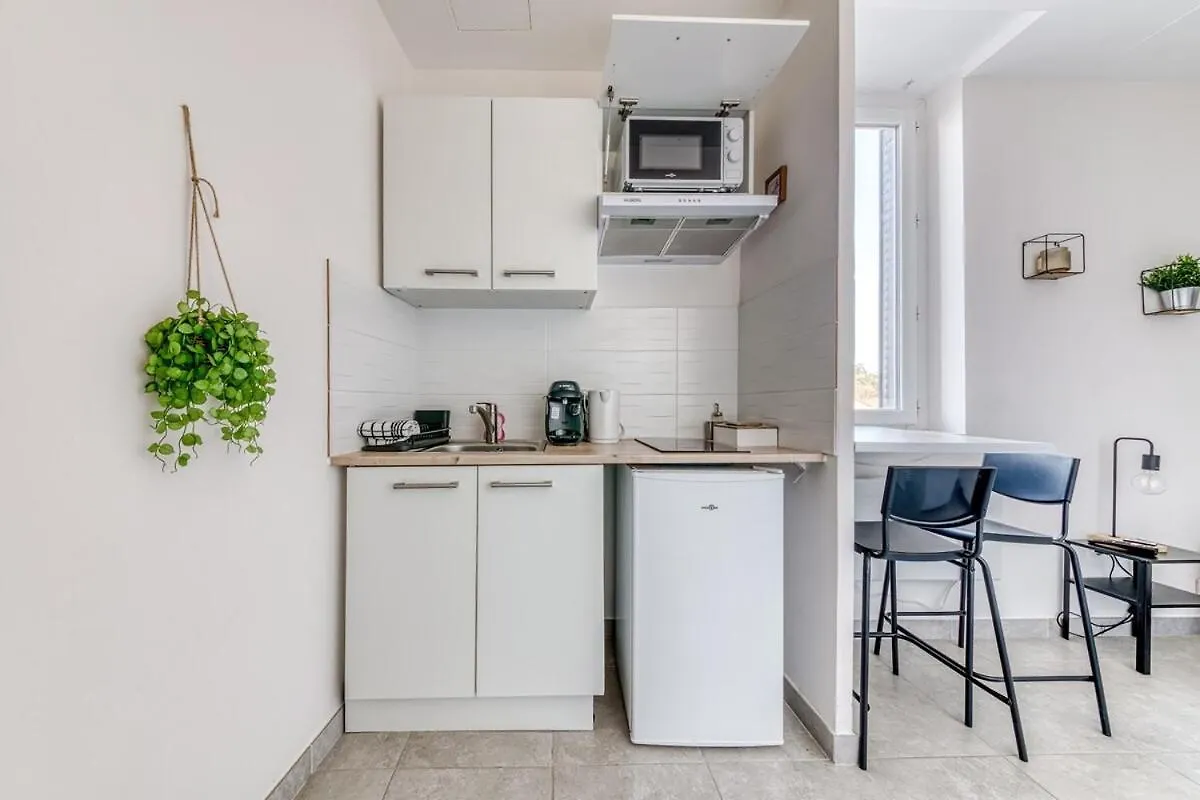 Apartment Studio Le Saphir Neuf & Cosy - Gare Parilly Venissieux France